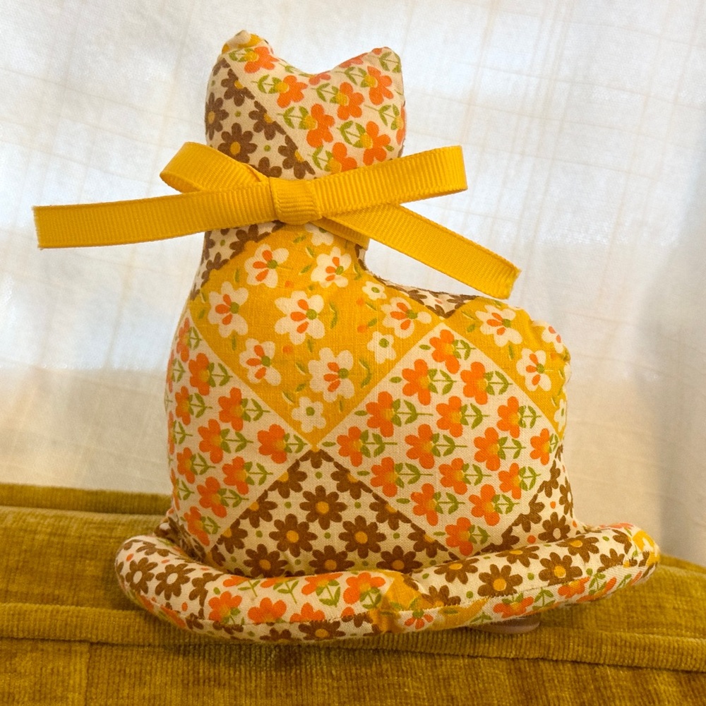 ✦ Vintage ✦ Colorful 70’s Floral Print Quilted Kitten Pin Cushion ✦